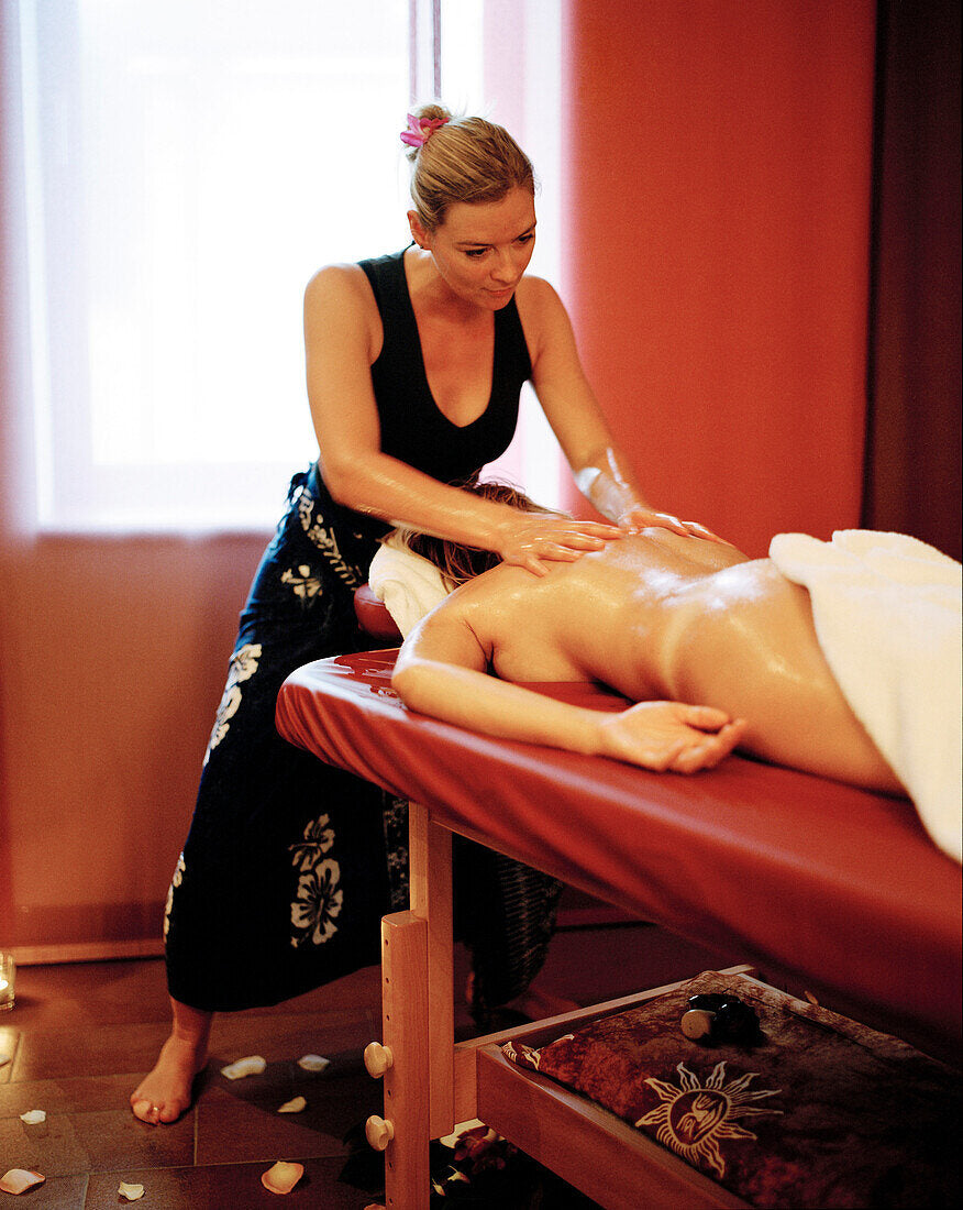 Hawaiian Lomi-Lomi Massage (1 Hour)